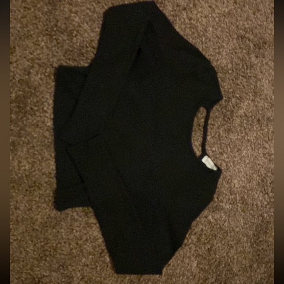Sinple Black Long Sleeve Crop Top - Picture 1 of 2
